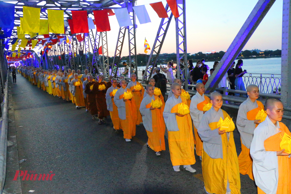 Tiếng nhạc lễ, tiếng chuông và những lời cầu nguyện cho quốc thái dân an, thế giới hòa bình vang lên, lan tỏa thông điệp nhân văn sâu sắc đến cộng đồng.