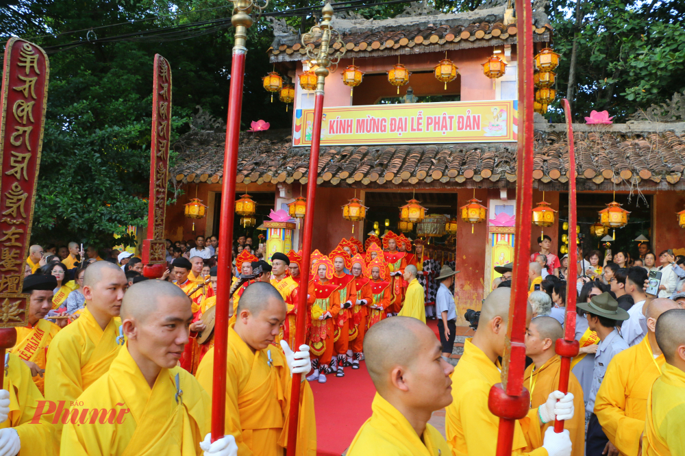 Điểm nhấn của chương trình là nghi thức tắm Phật, một nghi lễ có từ lâu đời trong truyền thống Phật giáo. Theo giáo lý nhà Phật, nghi thức này gợi nhớ sự kiện Đức Phật đản sinh tại vườn Lâm Tỳ Ni. Tượng Đức Phật sơ sinh được tôn trí trang trọng giữa lễ đài, xung quanh là hương hoa và ánh nến lung linh