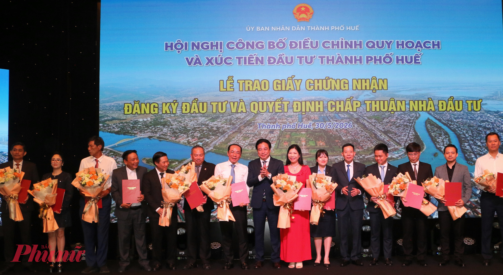 UBND thành phố Huế đã trao Giấy chứng nhận đăng ký đầu tư và Quyết định chấp thuận nhà đầu tư cho 12 dự án trọng điểm với tổng vốn hơn 18.400 tỷ đồng