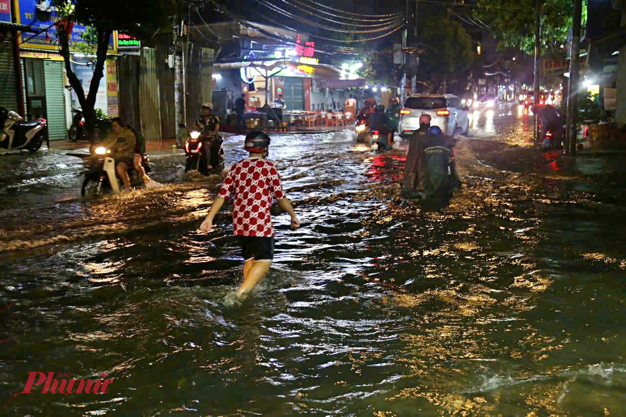 Người dân bì bõm lội nước về nhà