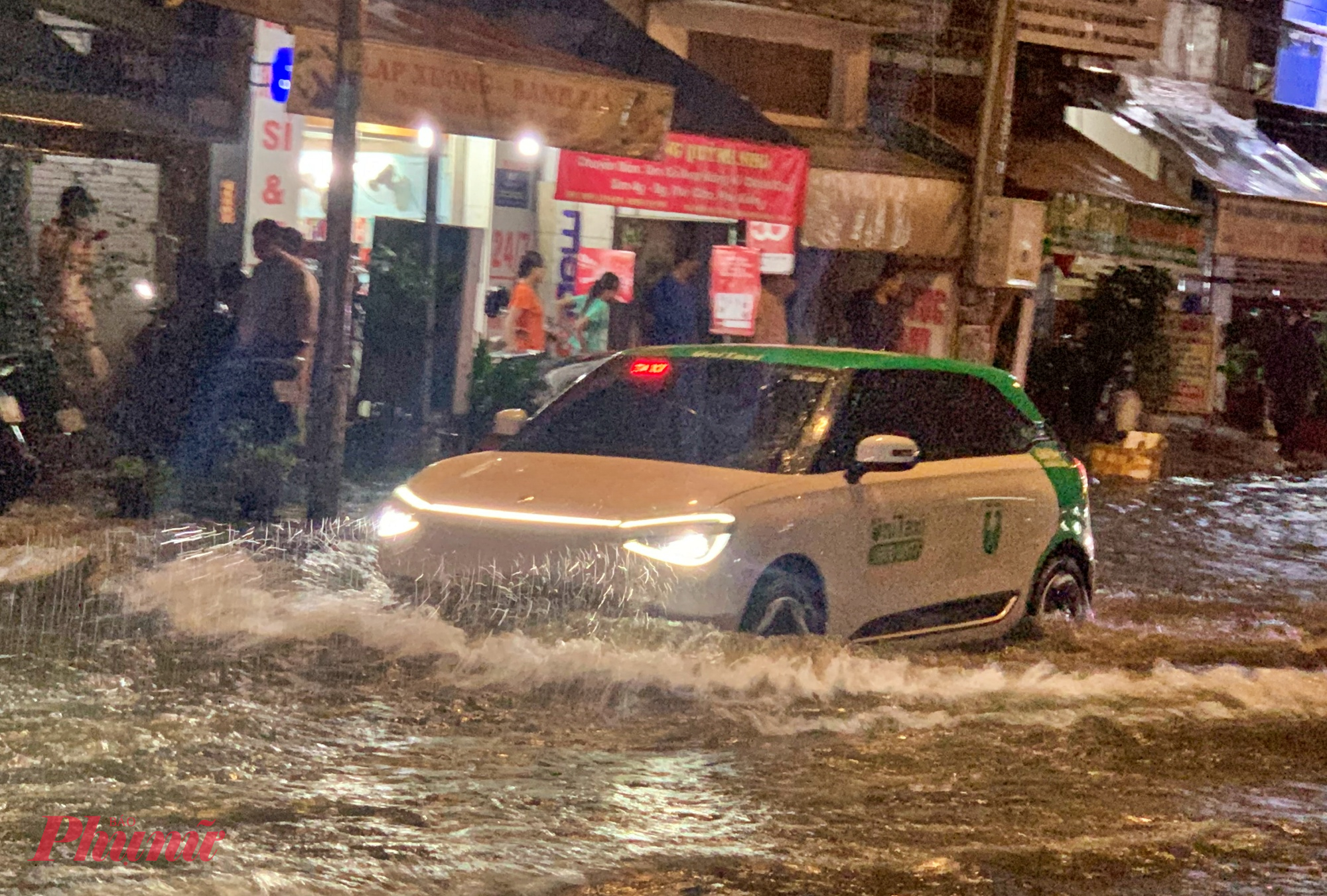 Khoảng sau 18 giờ, mưa lớn xuất hiện trên diện rộng ở TPHCM. Tại các tuyến đường Bình Trị Đông, Mã Lò, Tỉnh lộ 10... khu vực quận Bình Tân và Tân Phú (cũ) bị ngập sâu. 