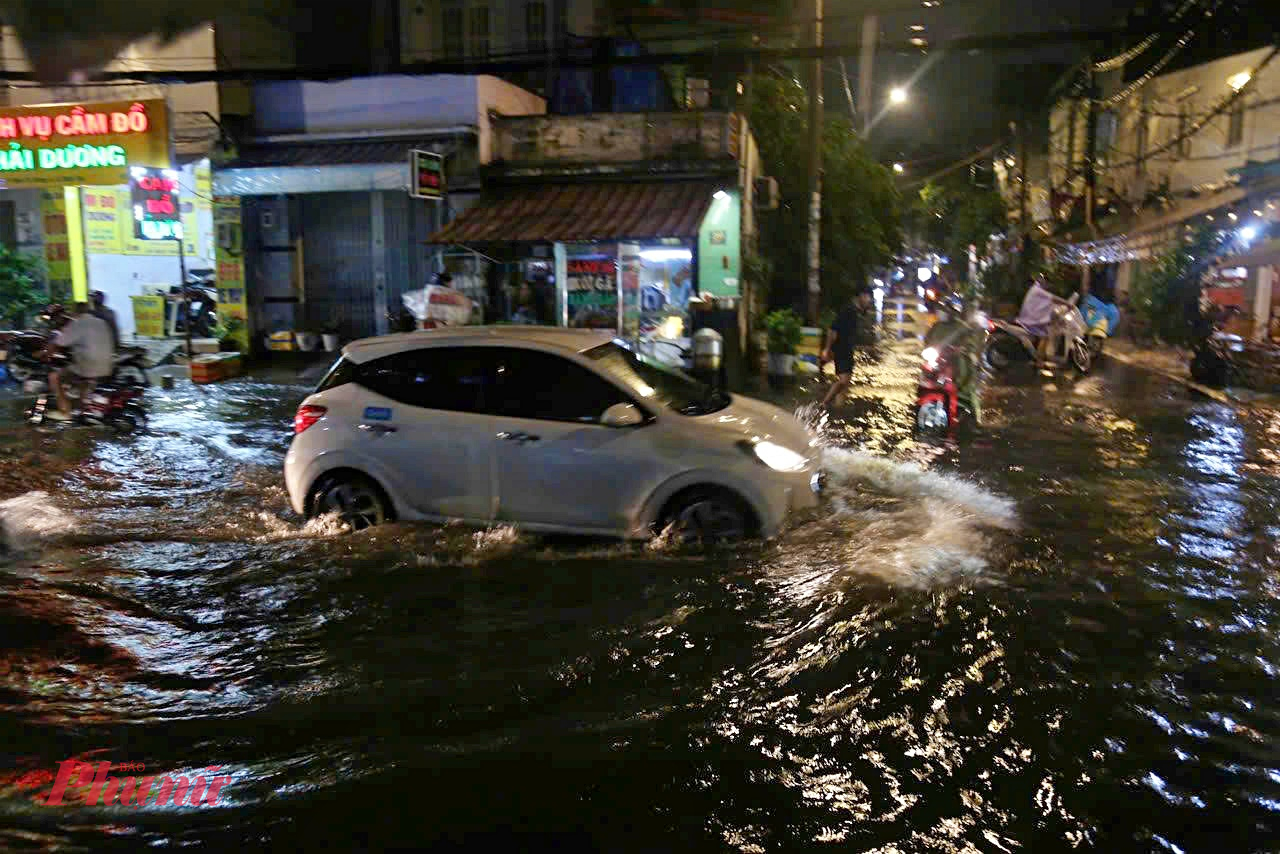Đến khoảng sau 21 giờ cùng ngày trời, mưa giảm dần nhưng nhiều điểm ngập vẫn chưa rút hết, giao thông qua khu vực tiếp tục gặp khó khăn. 