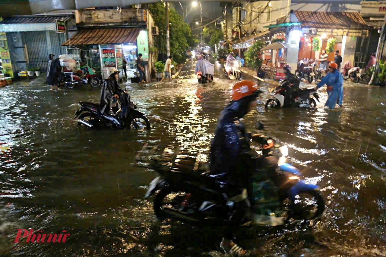 Chị Trần Thị Phương (35 tuổi, ngụ phường Bình Trị Đông) cho biết vừa tan làm thì gặp mưa lớn, đoạn đường Bình Trị Đông ngập nhanh khiến việc đi lại rất vất vả. Chỉ khoảng hơn nửa giờ mưa là nước đã dâng lên gần nửa bánh xe máy. Tôi thấy xe nhiều người bị chết máy phải dắt bộ. Khu vực này cứ mưa lớn là ngập nên người dân rất lo ngại, chị nói.