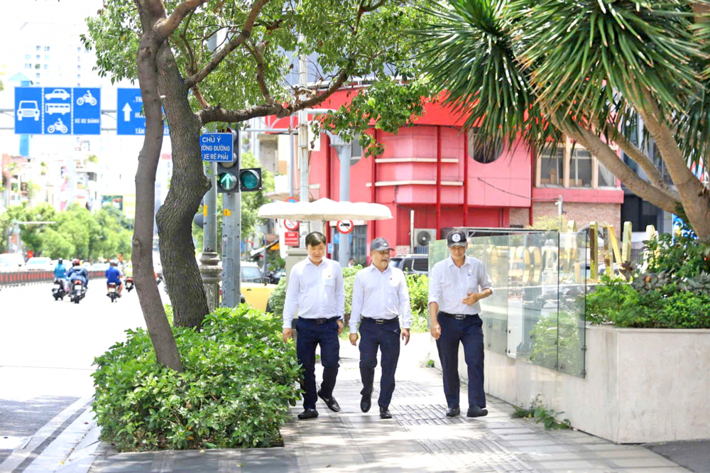 Người đi bộ dễ dàng di chuyển trên vỉa hè đường Nam Kỳ Khởi Nghĩa, phường Xuân Hòa sau các đợt sắp xếp lại trật tự - ẢNH: THANH TÂM