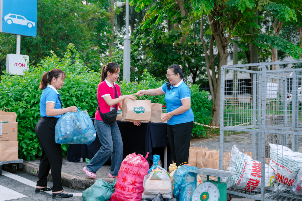 Hoạt động đổi rác thải lấy quà tại ngày hội - Ảnh: Hội LHPN phường Thuận Giao