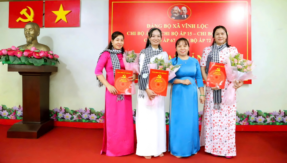 Chị Đặng Thị Kim Tâm (bìa phải) - Ủy viên Ban Thường vụ Hội LHPN xã Vĩnh Lộc, Chi hội trưởng Phụ nữ ấp 72 - vinh dự là 1 trong 3 cán bộ hội cơ sở được kết nạp Đảng vào tháng Năm vừa qua