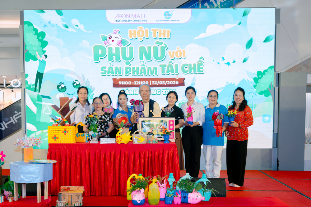 Những sản phẩm từ vật liệu tái chế được các chị em thực hiện để tham gia hội thi và sẽ dùng trang trí tại các tuyến đường, tuyến hẻm trên địa bàn phường  - Ảnh: Hội LHPN phường Thuận Giao