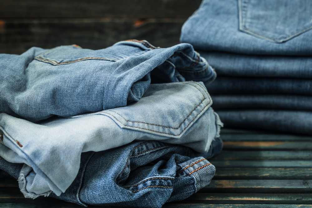 Thay vì vứt quần jeans cũ, bạn có thể tăng vòng đời cho chúng bằng cách tái chế, vừa tiết kiệm chi phí, vừa bảo vệ môi trường - Ảnh: jeans