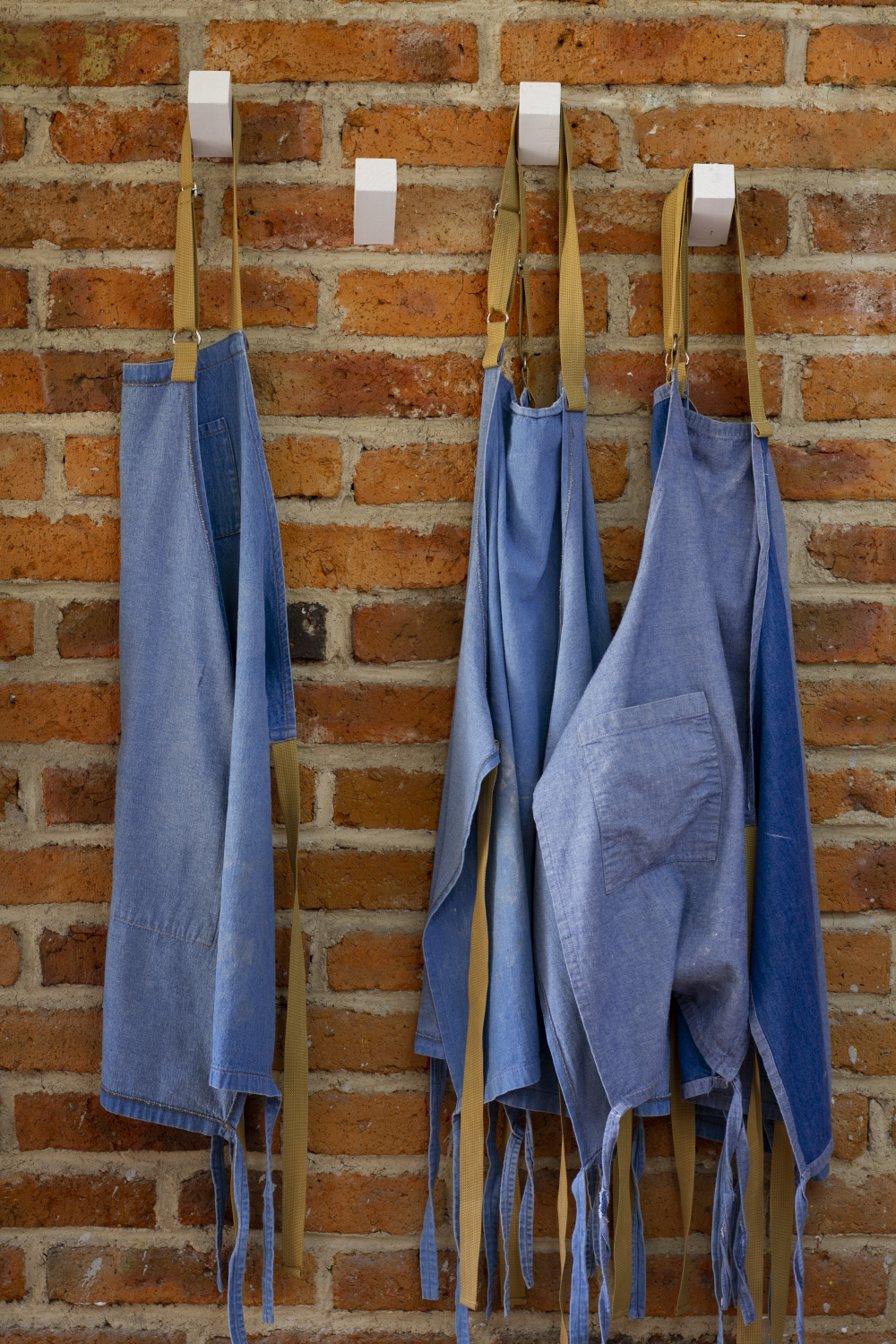 Có thể tái sử dụng quần jeans để may những chiếc tạp dề không đụng hàng - Ảnh: magnific