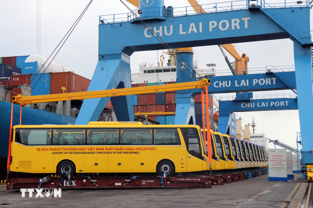 Việt Nam - Philippines: Đối tác chiến lược vì hòa bình và phát triển Lễ bàn giao 15 xe buýt THACO thương hiệu Việt Nam xuất khẩu sang Philippines, tháng 12/2019. (Ảnh: Trần Tĩnh/TTXVN)