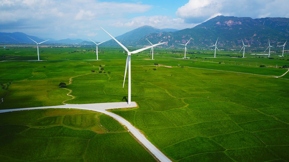 Tiết kiệm năng lượng hôm nay - Thịnh vượng tương lai mai sau Tiết kiệm năng lượng trong thời đại mới là sử dụng năng lượng một cách thông minh, hiệu quả và có trách nhiệm (trong ảnh là cánh đồng điện gió Ninh Thuận)