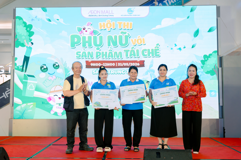 Ban tổ chức trao giải nhất, nhì, ba đến đại diện các đội thi - Ảnh: Hội LHPN phường Thuận Giao