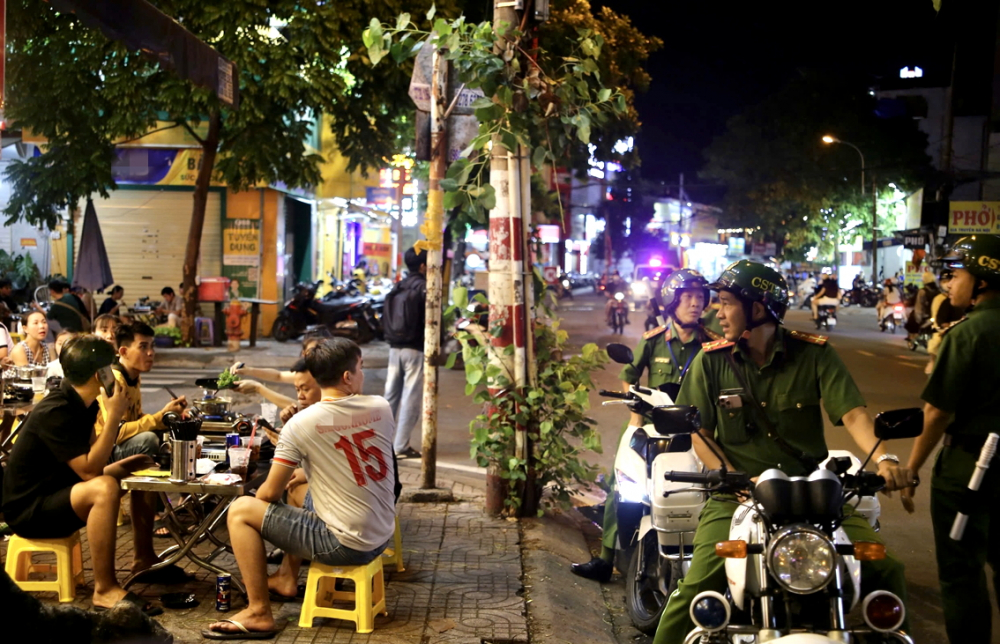 Công an phường Thủ Đức ra quân lập lại trật tự đô thị, trả lại vỉa hè thông thoáng cho người đi bộ