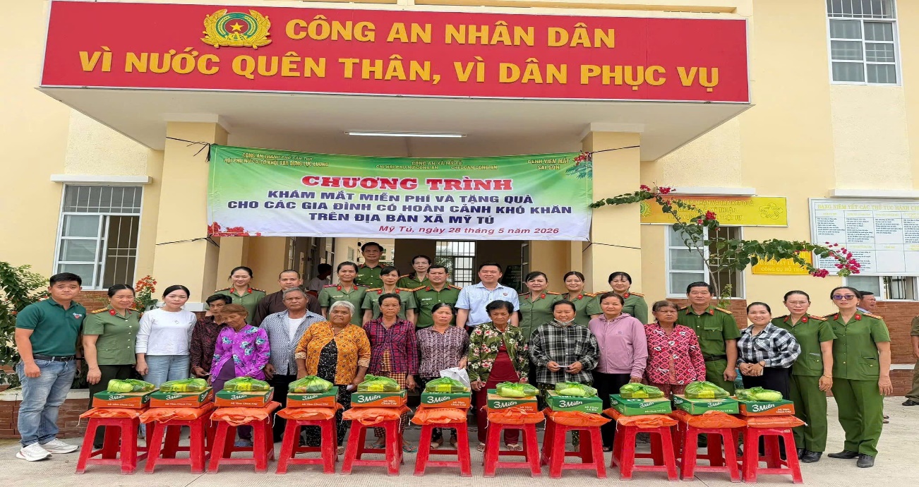 Tặng 50 phần quà cho các hộ dân có hoàn cảnh khó khăn xã Mỹ Tú. Ảnh: Minh Trâm