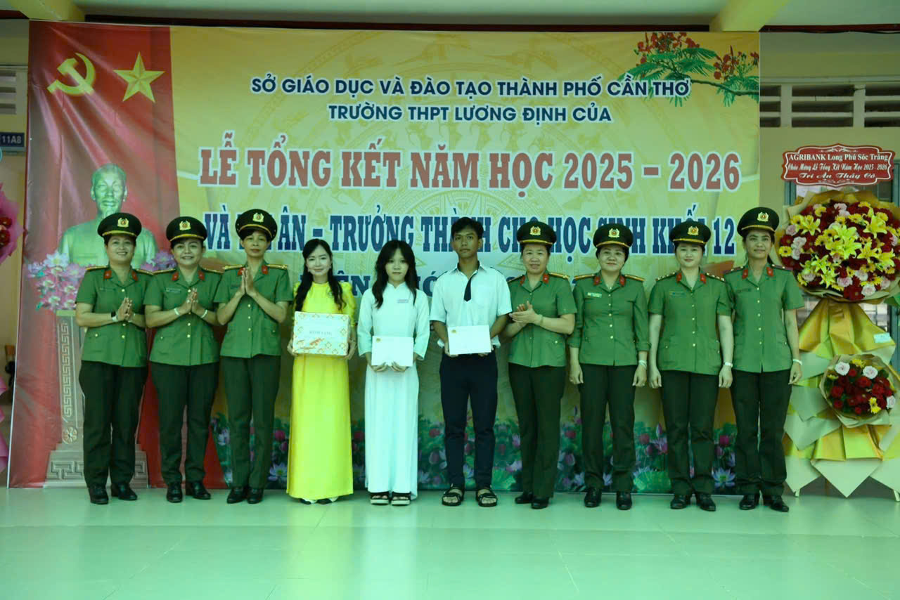 Trao học bổng hỗ trợ học sinh Trường THPT Lương Định Của có hoàn cảnh khó khăn vươn lên trong học tập…Ảnh: Minh Trâm