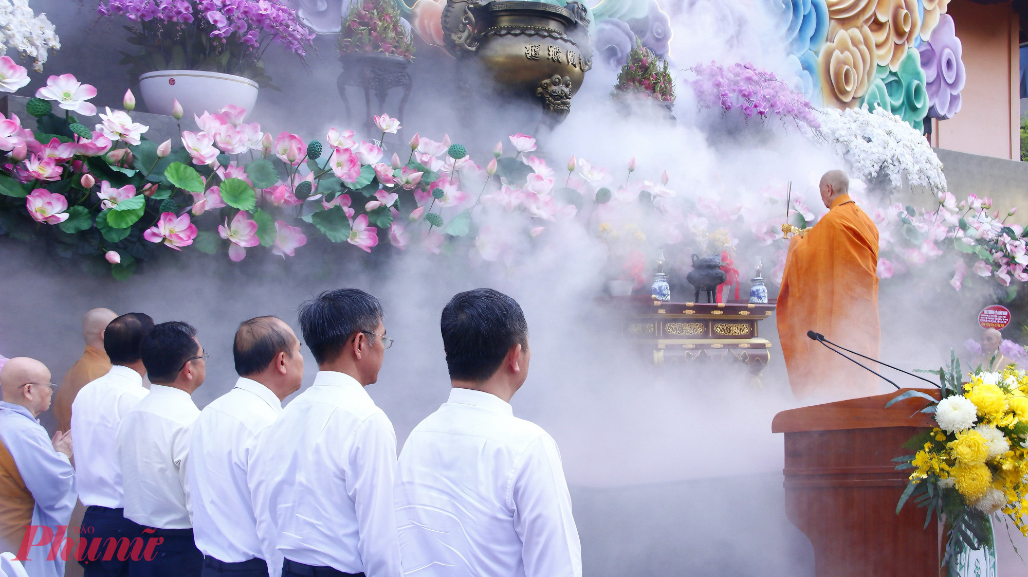 Các đại biểu tham gia thực hiện nghi thức cúng dường Phật đản.