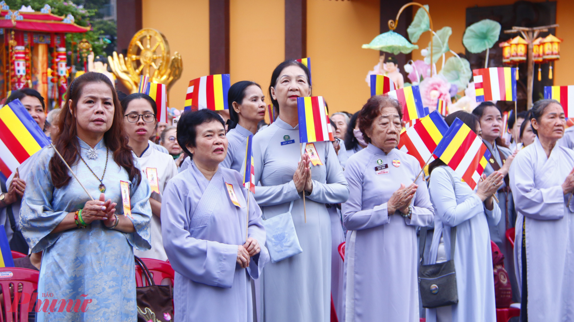 Phật tử phấn khởi tham gia Đại lễ.