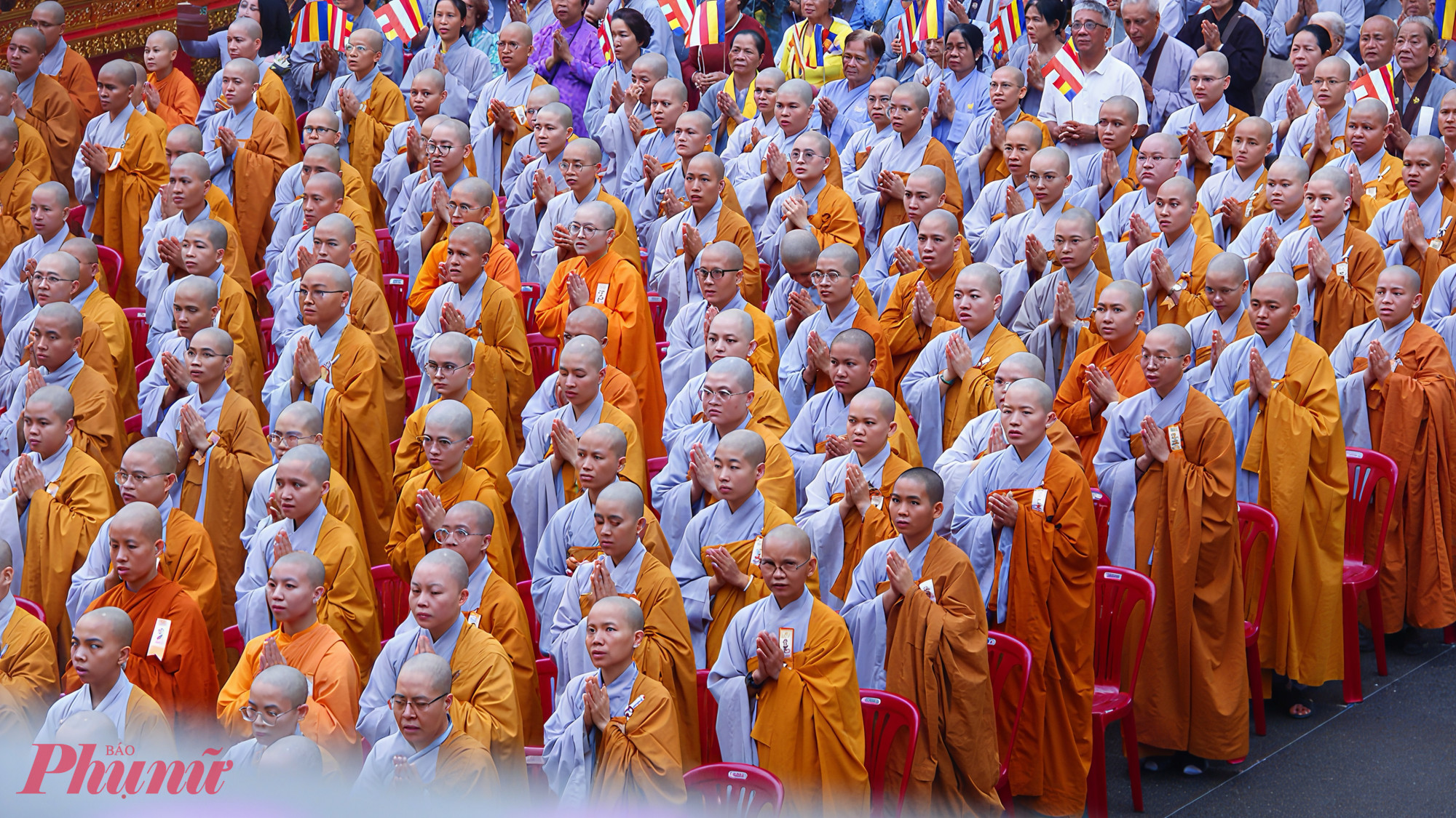 và có đông đảo chư tôn đức tăng ni, phật tử và đông đảo người dân.