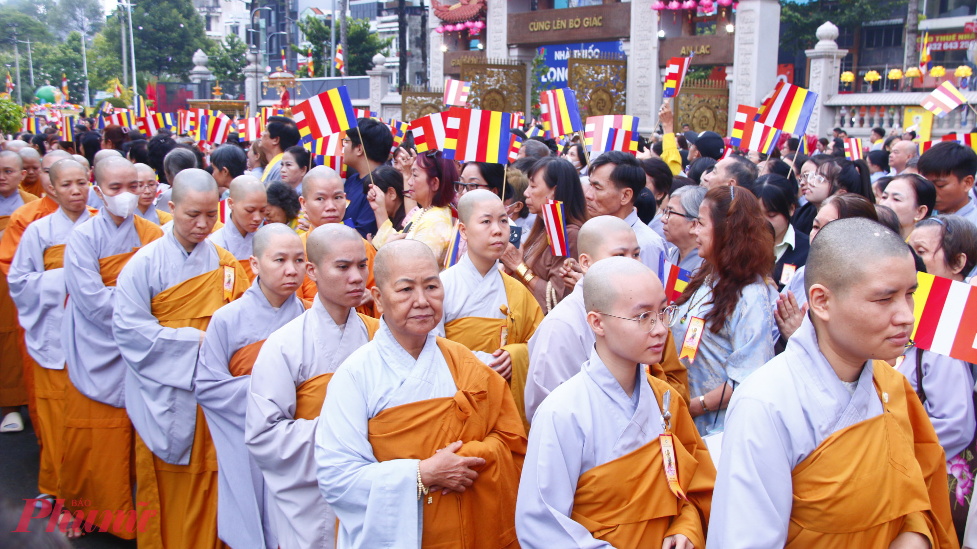 Hàng ngàn Tăng, ni, Phật tử tham dự Đại lễ Phật đản Phật lịch 2570