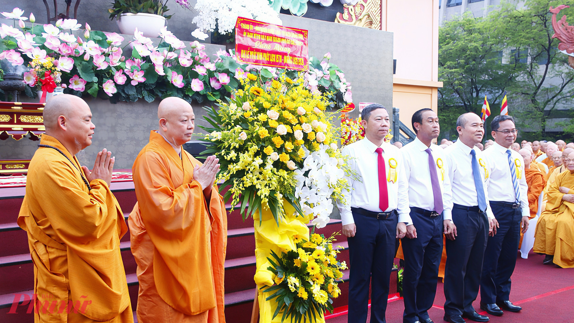 Lãnh đạo TPHCM tặng hoa chúc mừng Đại lễ Phật đản.