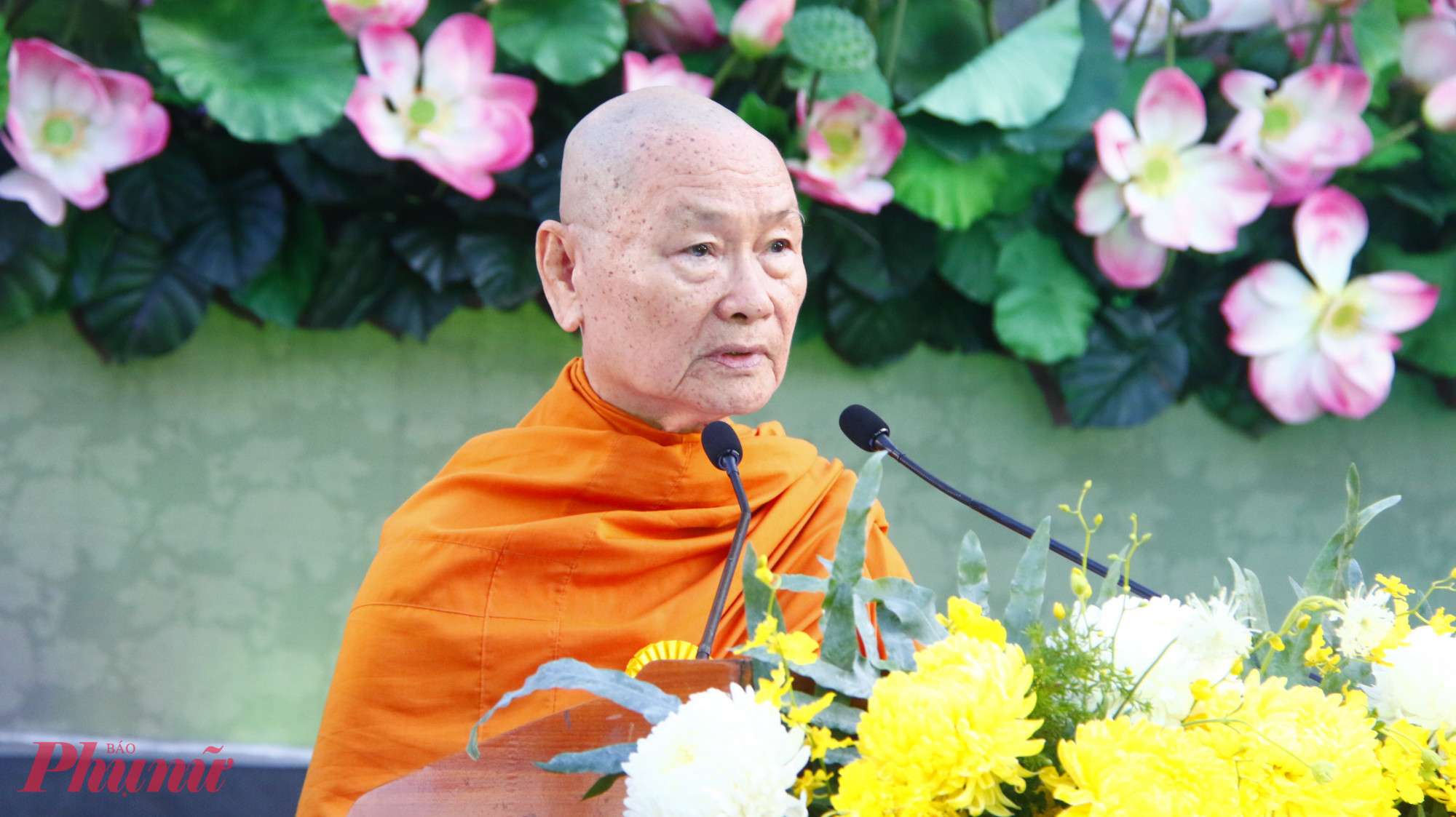 Trưởng lão Hoà thượng Viên Minh tuyên đọc thông điệp Đại lễ Phật đản Phật lịch 2570 của Đức Pháp chủ Giáo hội Phật giáo Việt Nam.