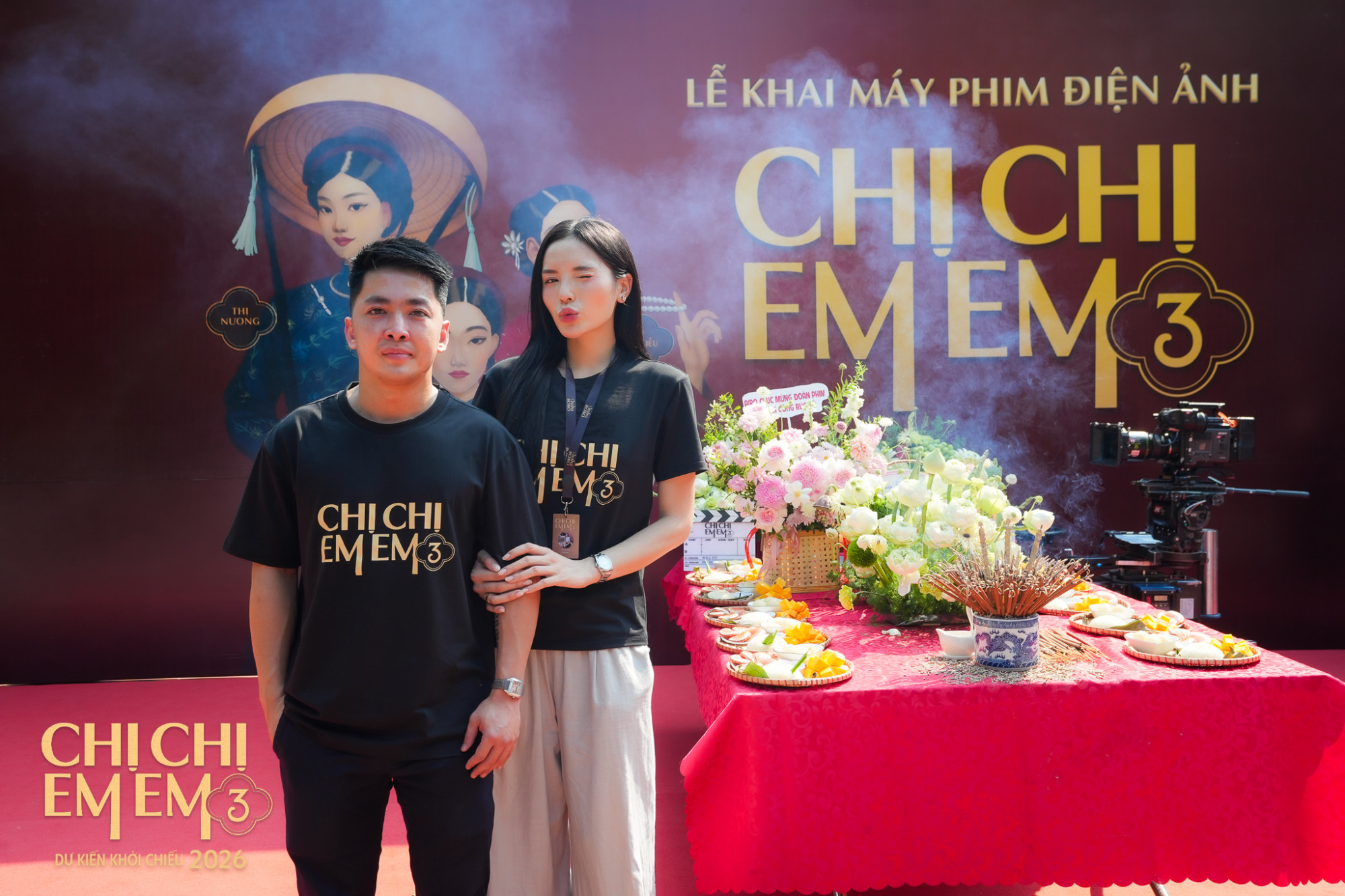 Hoa hậu Kỳ Duyên và nhà sản xuất Will Vũ tại buổi cúng khai máy phim điện ảnh Chị chị em em 3