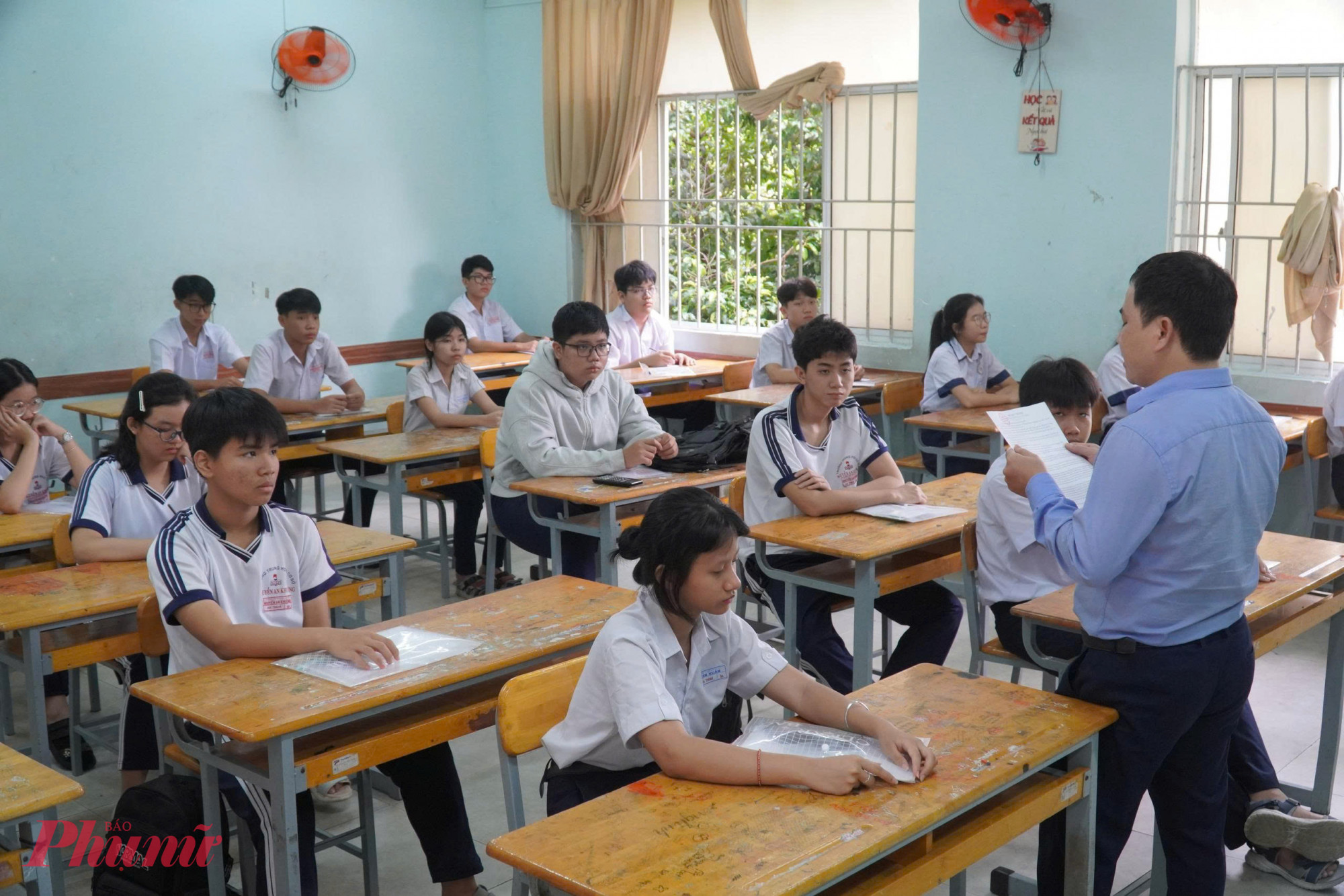 Thí sinh tại điểm thi Trường THCS Hà Huy Tập (xã Bà Điểm) - Ảnh: Trang Thư