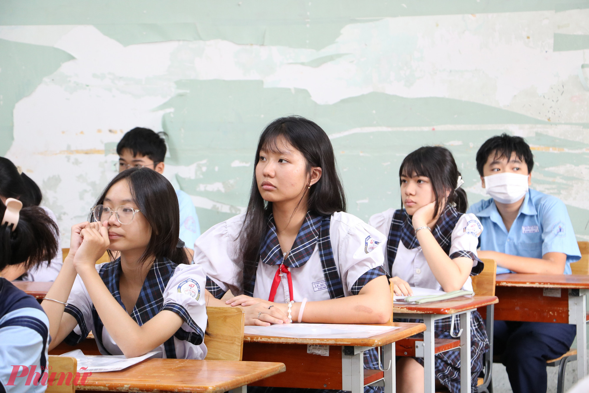 Thí sinh chăm chú lắng nghe những quy định của kỳ thi - Ảnh: Trang Thư