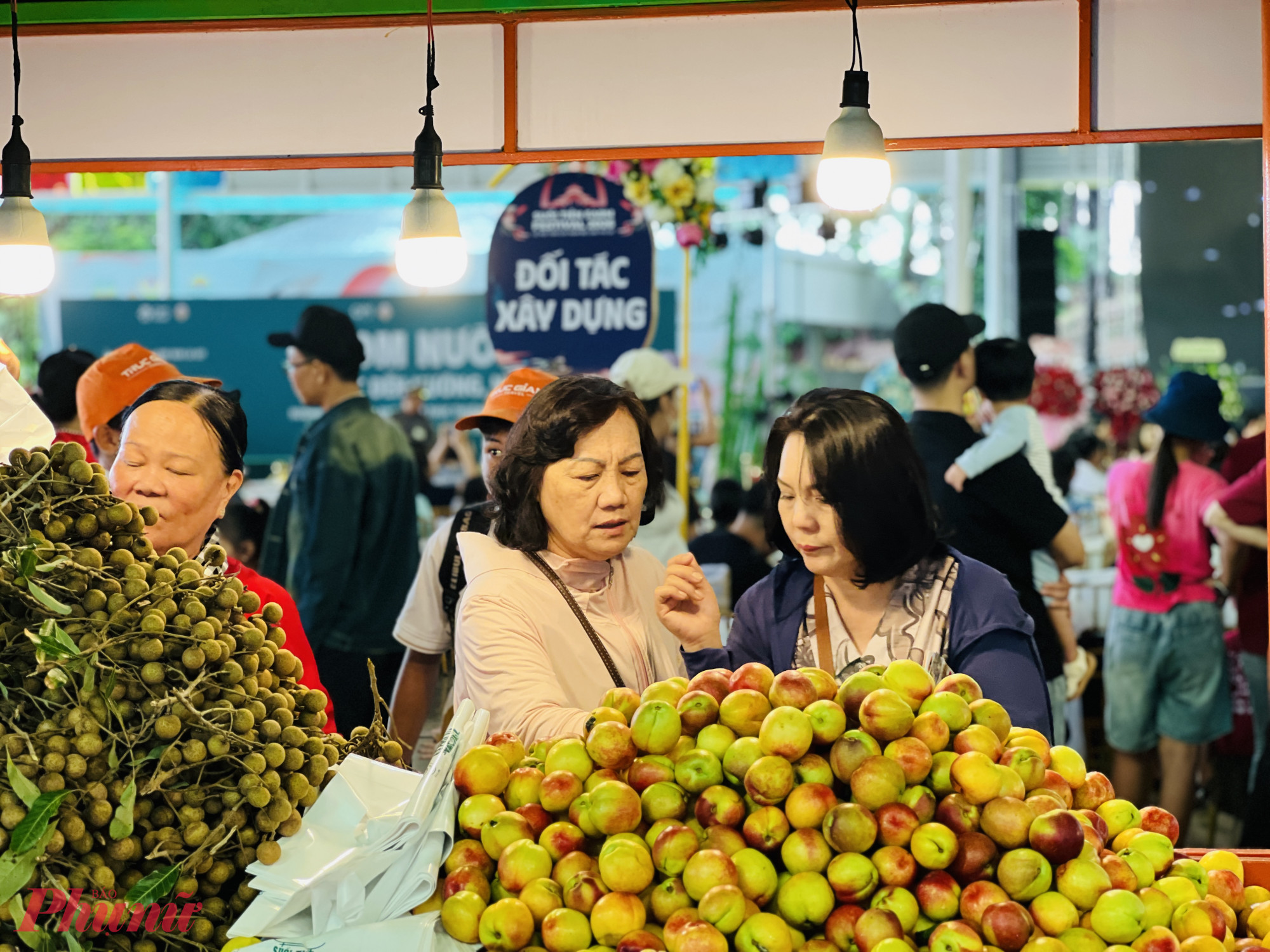 Bà Vương Thị Cẩm (phường Dĩ An) cho biết đây là năm thứ hai bà tham gia lễ hội.  Tôi thấy năm nay lễ hội được tổ chức quy mô hơn, có thêm nhiều hoạt động trải nghiệm cho gia đình. Giá trái cây cũng khá hợp lý, không chênh lệch nhiều so với bên ngoài nên khách có thể vừa tham quan vừa mua sắm, bà Cẩm chia sẻ.