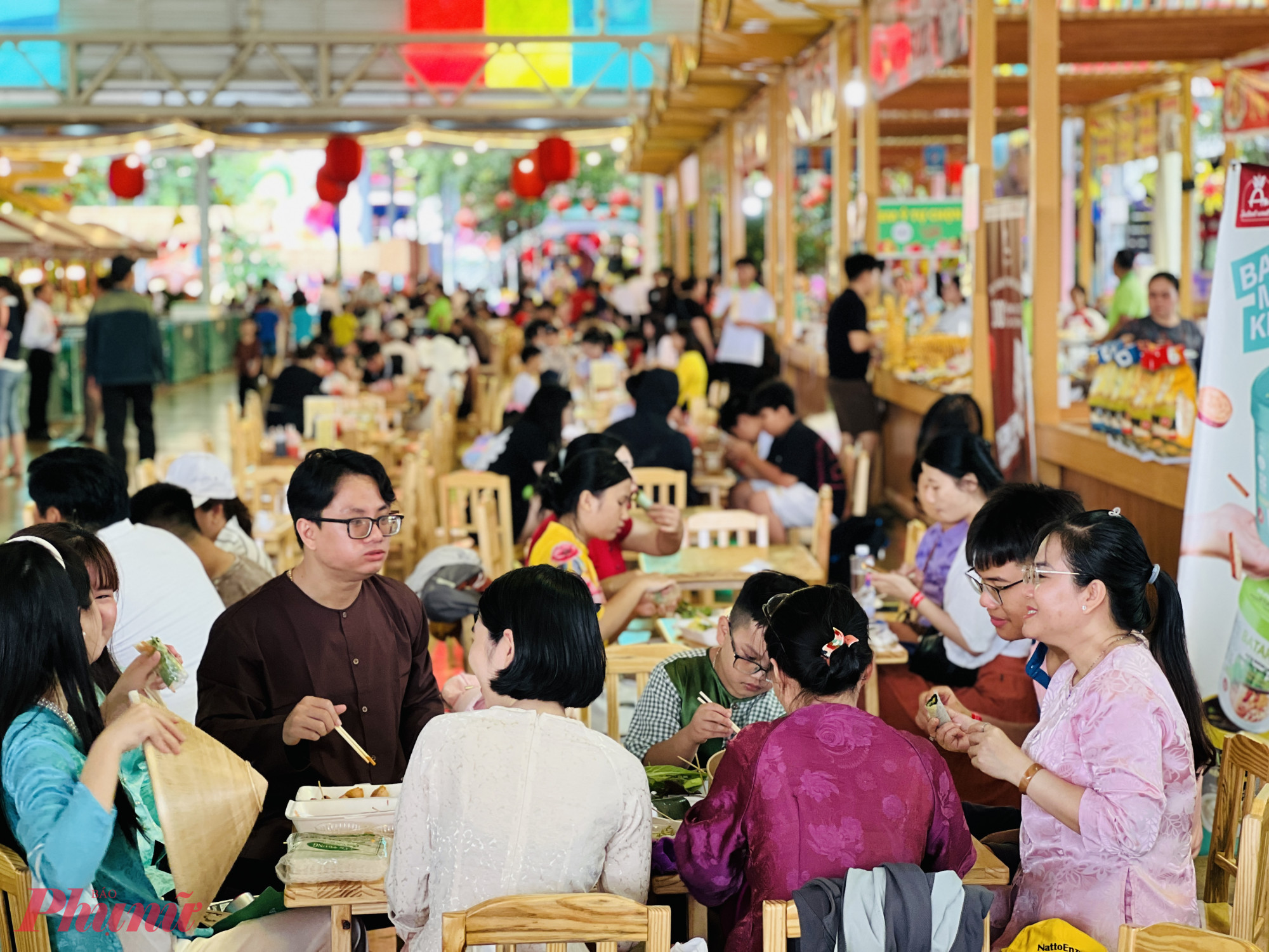 Bên cạnh việc mua sắm trái cây, du khách còn có thể trải nghiệm buffet trái cây, thưởng thức các món ăn chế biến từ trái cây nhiệt đới như trái cây tô, trái cây ly mix, sinh tố, nước ép hay các món ăn vặt sáng tạo từ nông sản địa phương.