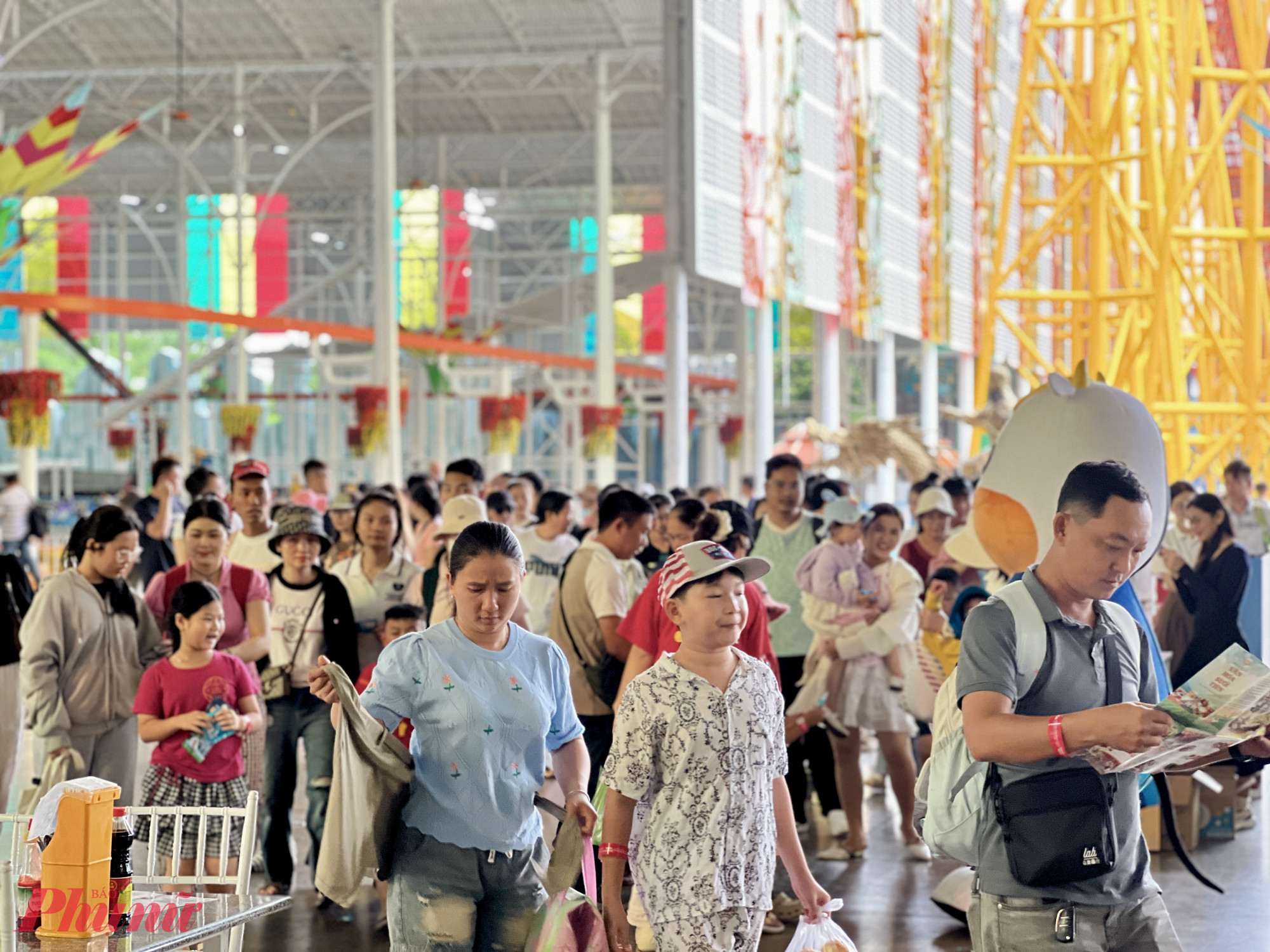 Càng về trưa, lượng khách đổ về Lễ hội trái cây Nam bộ ngày càng đông. Diễn ra xuyên suốt mùa hè, Lễ hội Trái cây Nam Bộ lần thứ 22 không chỉ là nơi thưởng thức đặc sản vùng miền mà còn mang đến cơ hội để người dân thành phố cảm nhận không khí miệt vườn, khám phá văn hóa sông nước Nam Bộ ngay giữa lòng TPHCM.