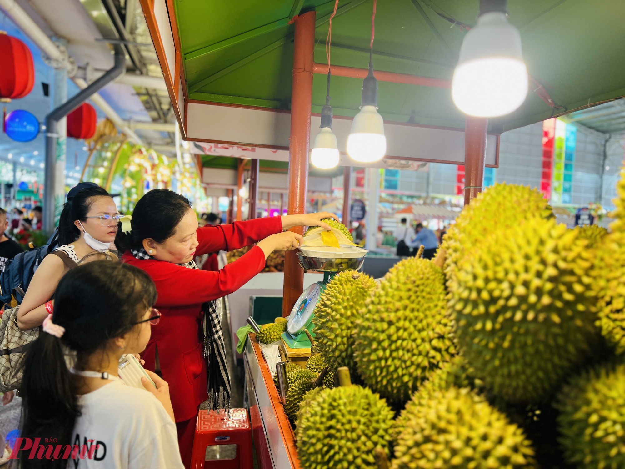 Điểm thu hút đông đảo du khách là khu chợ trái cây đặc sản với hàng trăm loại trái cây tươi ngon được đưa về từ nhiều địa phương. Các mặt hàng được niêm yết giá công khai, dao động không quá chênh lệch so với thị trường.
