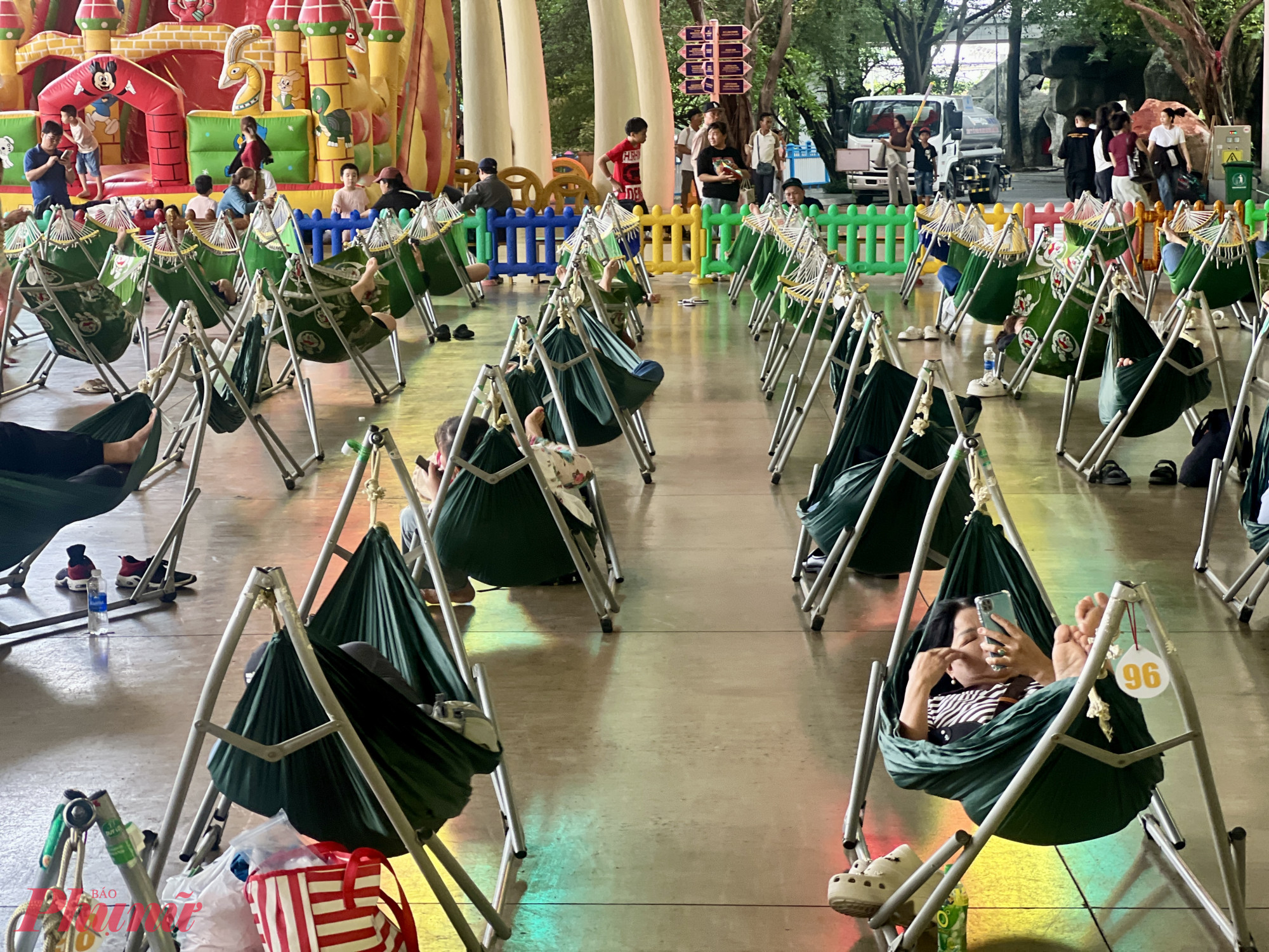 Lần đầu tiên xuất hiện tại lễ hội, Trạm võng miền Tây trở thành điểm dừng chân thu hút nhiều gia đình. Không gian được thiết kế như một góc miệt vườn thu nhỏ với những chiếc võng đong đưa, ly trà đường dân dã cùng các món ăn quen thuộc của vùng sông nước.