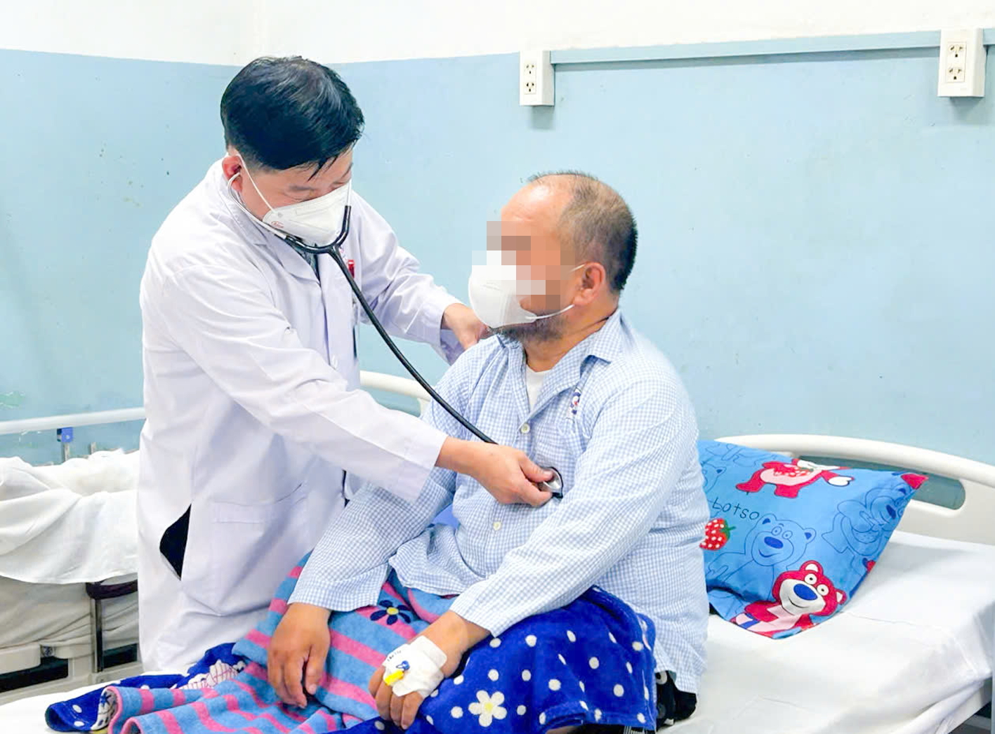 Một bệnh nhân bị đột quỵ do tắm nước lạnh giải nhiệt mùa nóng đang được điều trị  tại Bệnh viện Nhân dân Gia Định - ẢNH: M.T.