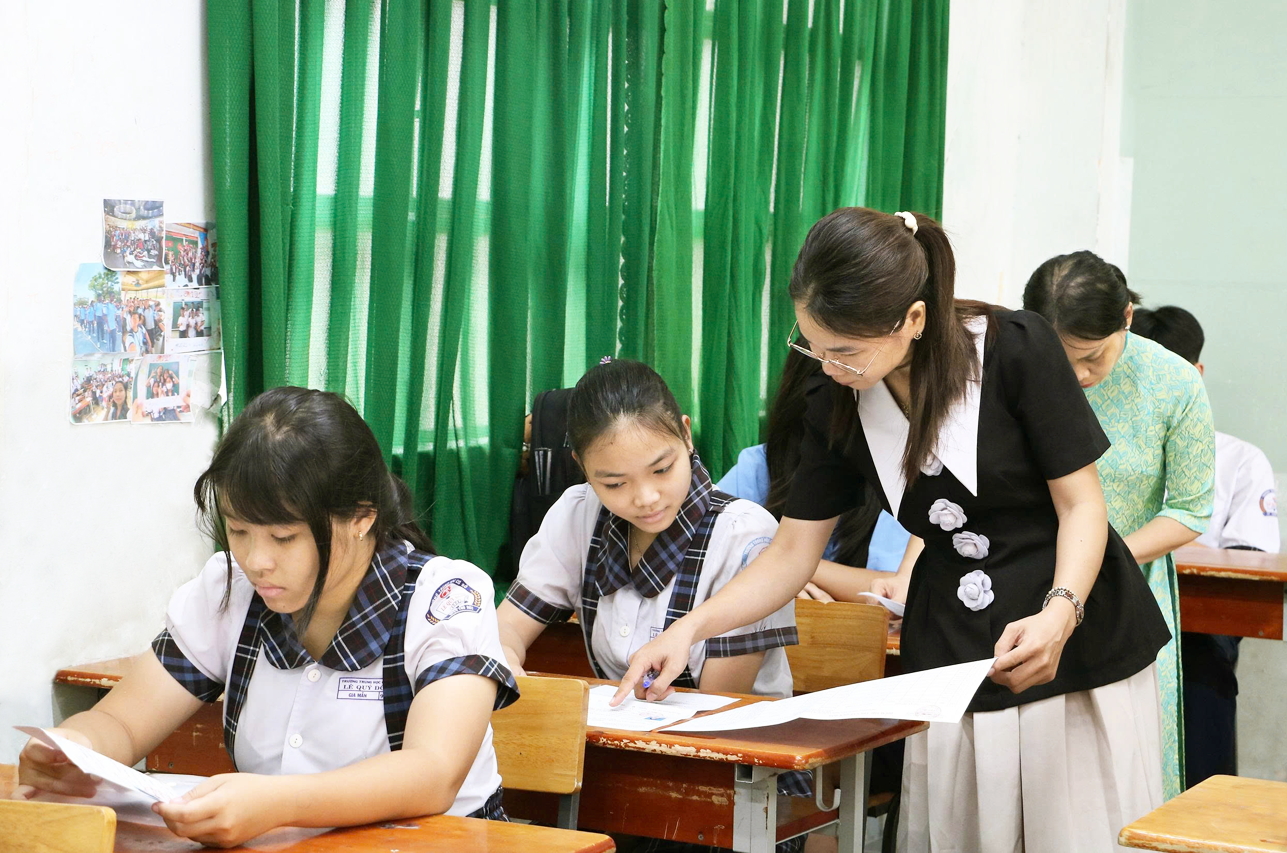 Thí sinh kiểm tra thông tin dự thi tại điểm thi Trường THCS Lê Quý Đôn (phường Thủ Đức, TPHCM) vào sáng 31/5/2026