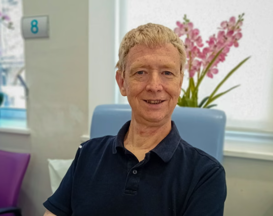 Ôngông Carl Walsh, 56 tuổi, được chẩn đoán mắc ung thư lưỡi vào tháng 5 năm 2024 và tham gia thử nghiệm OrigAMI-4 tại Bệnh viện Royal Marsden vào tháng 7 năm 2025 Carl Walsh đã trải qua 17 chu kỳ điều trị và cho biết khả năng giao tiếp cũng đã hồi phục gần như hoàn toàn. ông tham gia thử nghiệm OrigAMI-4 tại Royal Marsden vào tháng 7/2025 - Ảnh: Handout