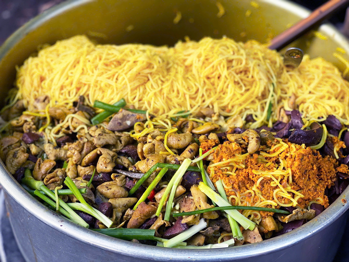 Bún nghệ là sự  hòa quyện của những nguyên liệu quen thuộc  - Ảnh do tác giả cung cấp