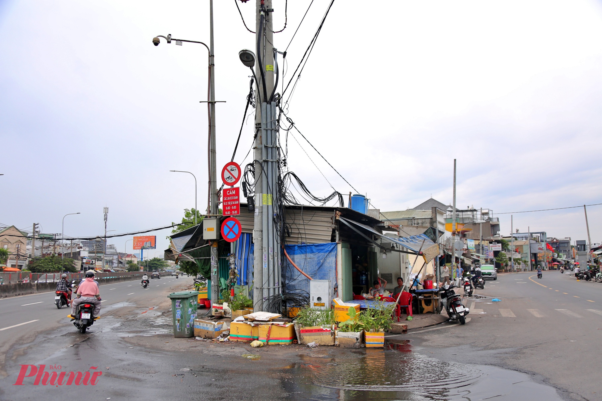 Đây là nơi sinh sống của gia đình bà Phạm Thị Mụi với ba nhân khẩu. Do chưa được bố trí nơi tái định cư nên gia đình chưa thể di dời. Gia đình bà sẽ bàn giao mặt bằng ngay khi được cơ quan chức năng sắp xếp chỗ ở mới.