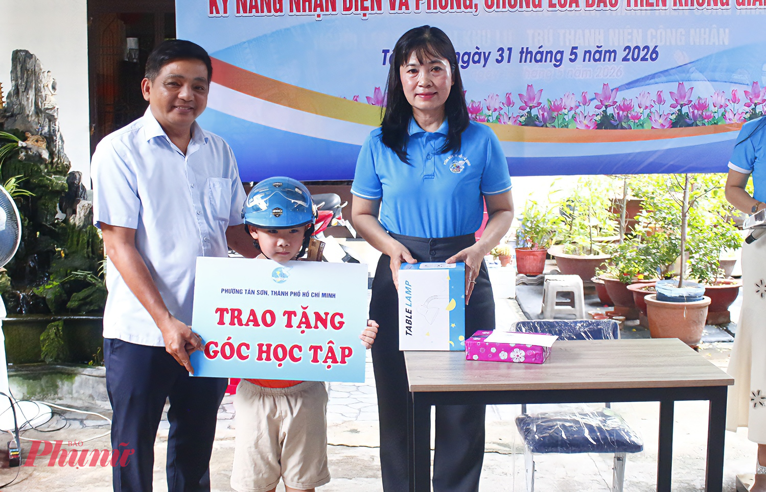 Em Nguyễn Phan Phước An (6 tuổi) được trao tặng góc học tập.