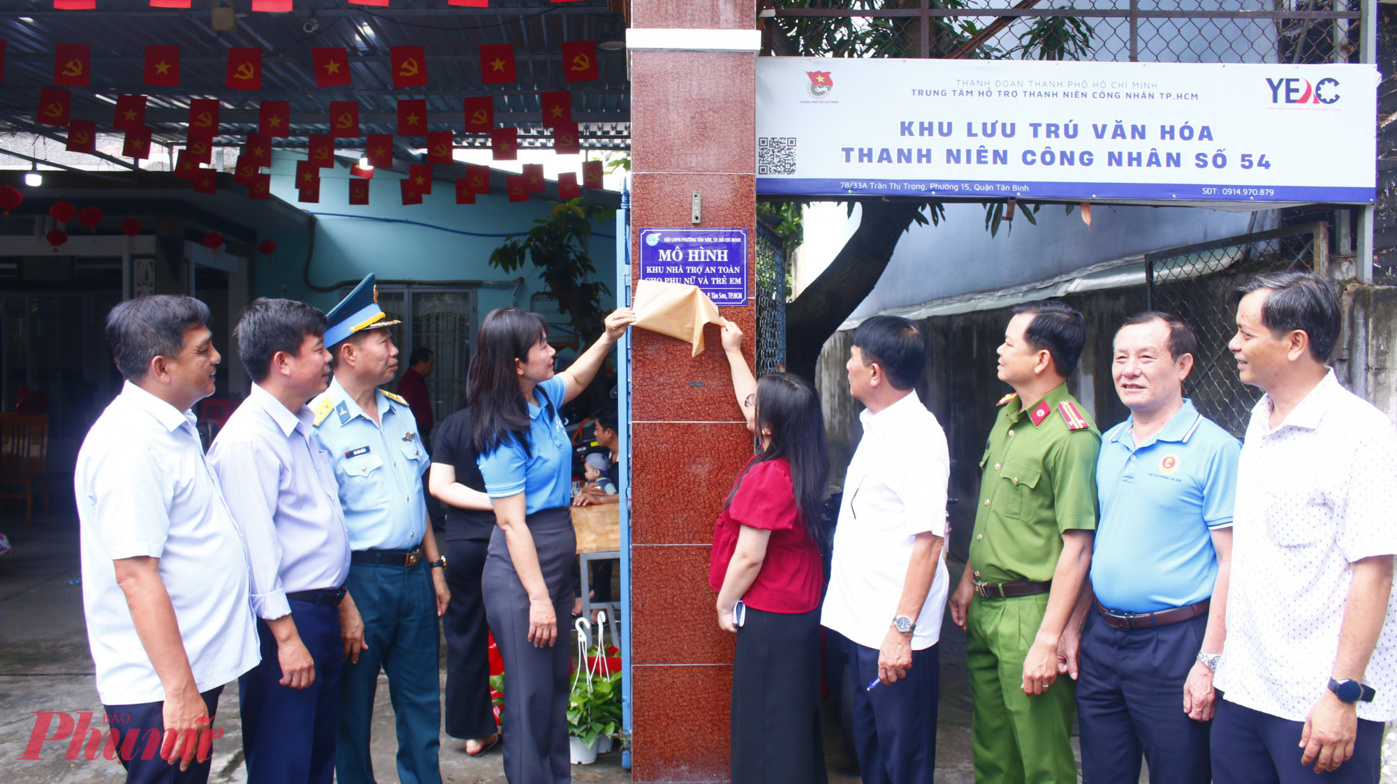 Lãnh đạo địa phương, chủ nhà trọ thực hiện nghi thức ra mắt “Khu nhà trọ an toàn cho phụ nữ và trẻ em” tại số 78/33A, khu phố 16.