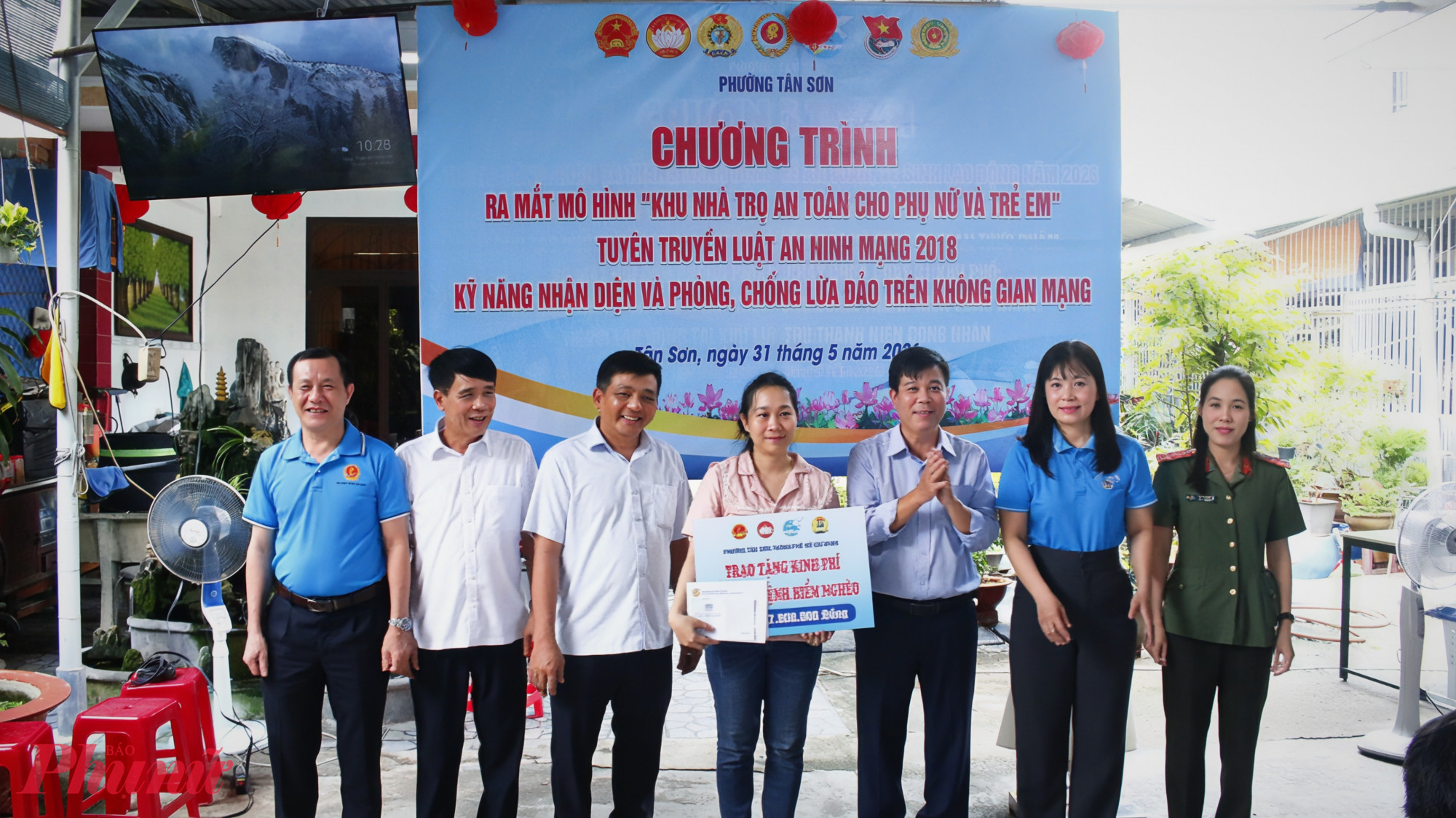 Chị Trần Thị Cẩm Thơ (35 tuổi, quê Vĩnh Long), hiện đang thuê trọ tại khu nhà trọ 78/33A, khu phố 16. Cuối năm 2025, chị phát hiện mắc ung thư cổ tử cung giai đoạn III. Đến nay, chị đã trải qua 5 đợt hóa trị, 21 lần xạ trị và vẫn phải tái khám định kỳ tại Bệnh viện Ung Bướu TPHCM theo phác đồ điều trị của bác sĩ. Chồng chị là nhân viên sân golf với thu nhập hơn 10 triệu đồng/tháng, là nguồn thu nhập chính của cả gia đình. Chi phí thuê trọ, sinh hoạt, nuôi con nhỏ và điều trị bệnh khiến cuộc sống gia đình gặp nhiều khó khăn. Trước hoàn cảnh đó, Hội LHPN phường Tân Sơn cùng các đơn vị đồng hành đã hỗ trợ chị 8 triệu đồng để san sẻ phần nào gánh nặng trước mắt. 