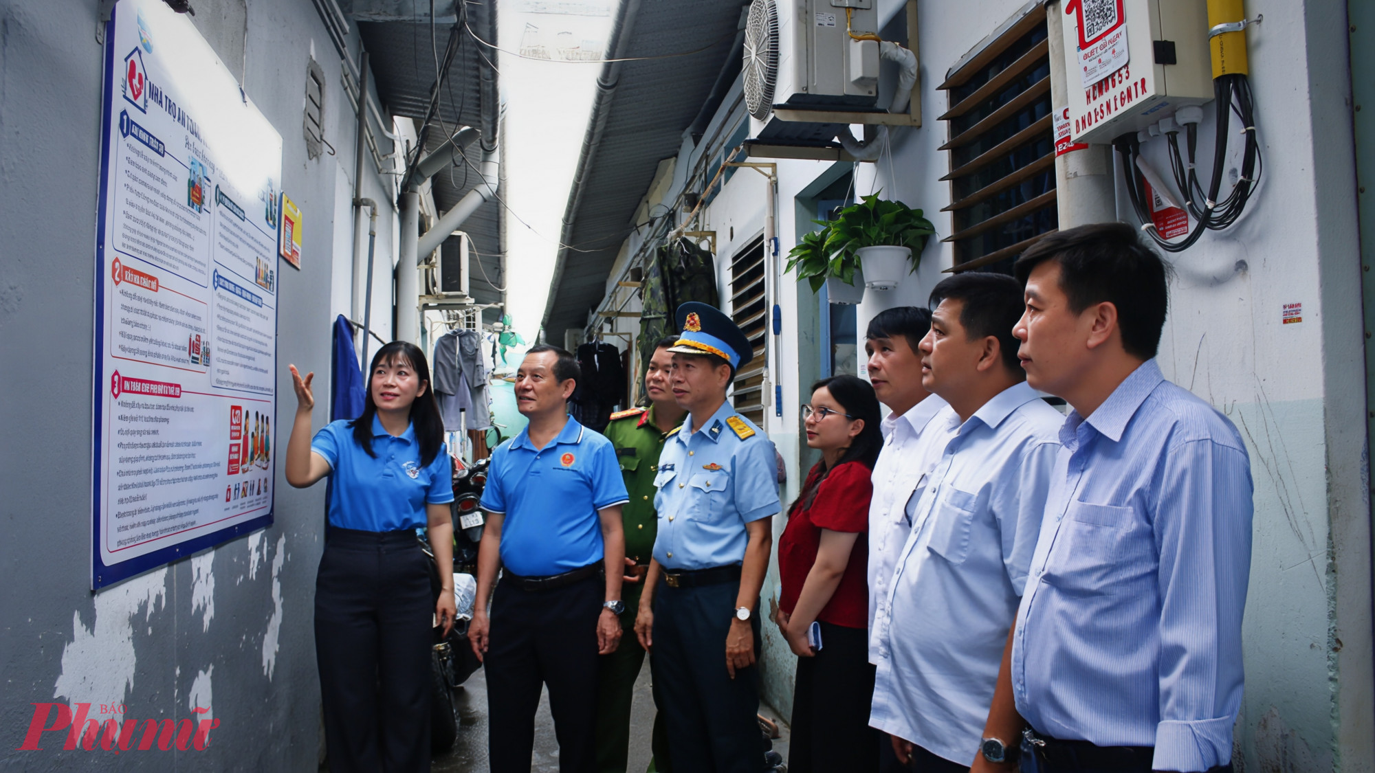 Hộih LHPN phường Tân Sơn treo bảng tiêu chí về “Khu nhà trọ an toàn cho phụ nữ và trẻ em” tại số 78/33A, khu phố 16