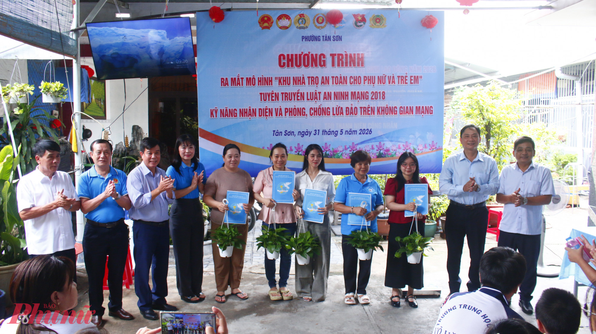 Lãnh đạo phường Tân Sơn trao quyết định thành lập Tổ tự quản “Khu nhà trọ an toàn cho phụ nữ và trẻ em”
