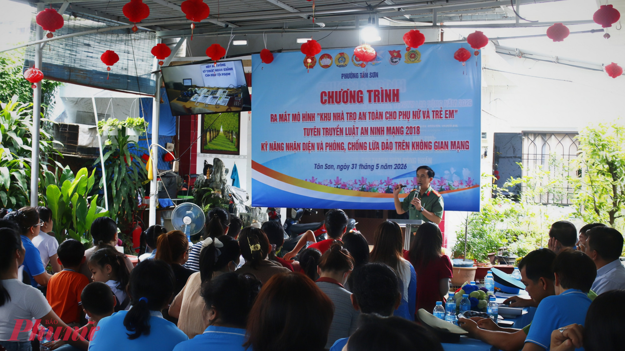 Trung tá Bùi Thái Đức - Chuyên viên chính Phòng Tham mưu Công an TPHCM - trực tiếp báo cáo, chia sẻ nhiều thông tin thực tiễn về các thủ đoạn lừa đảo