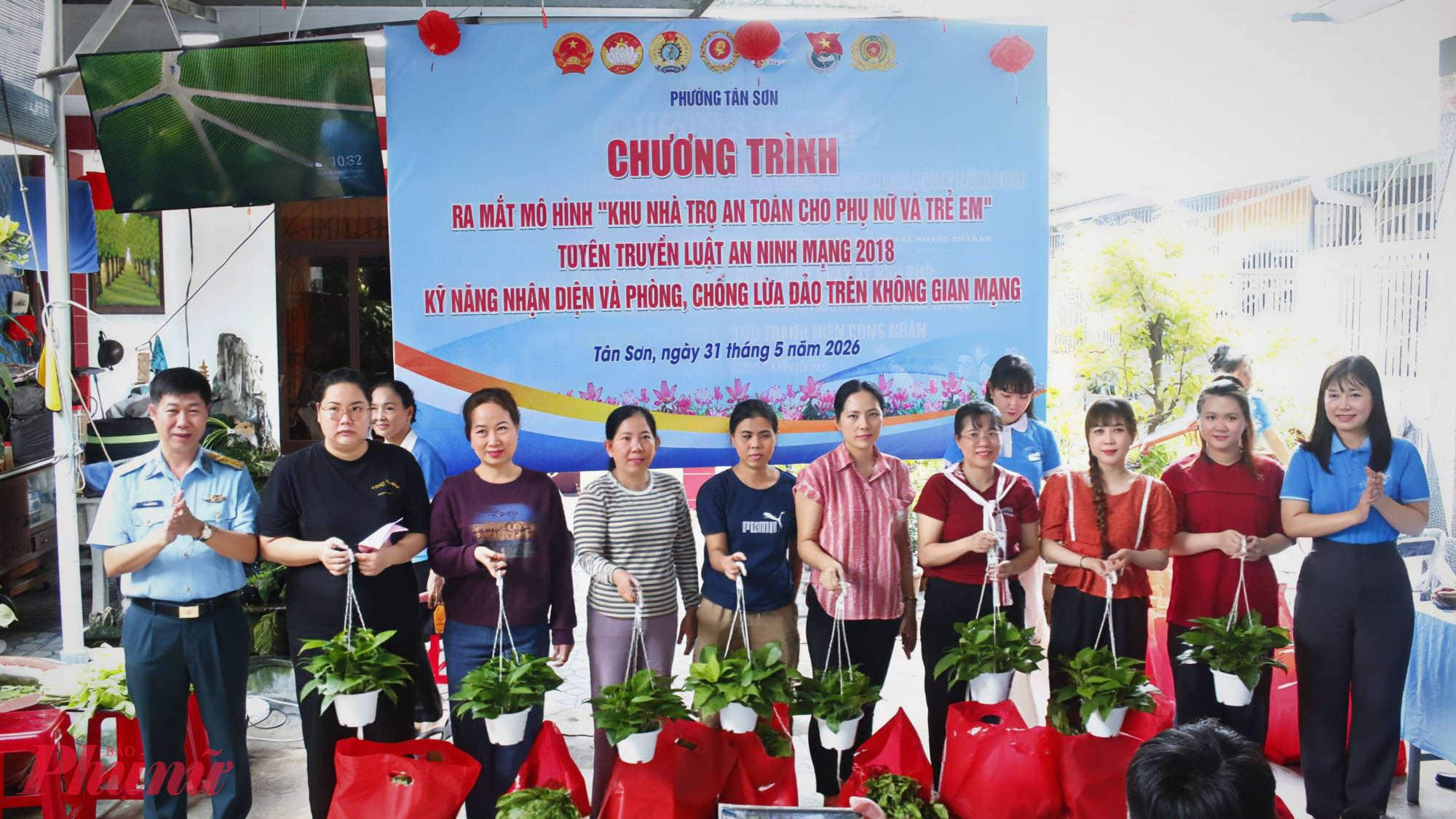 Người thuê trọ được Hội LHPN phường và các đơn vị đồng hành trao tặngCác suất quà chăm lo an sinh xã hội được trao tặng đến 
