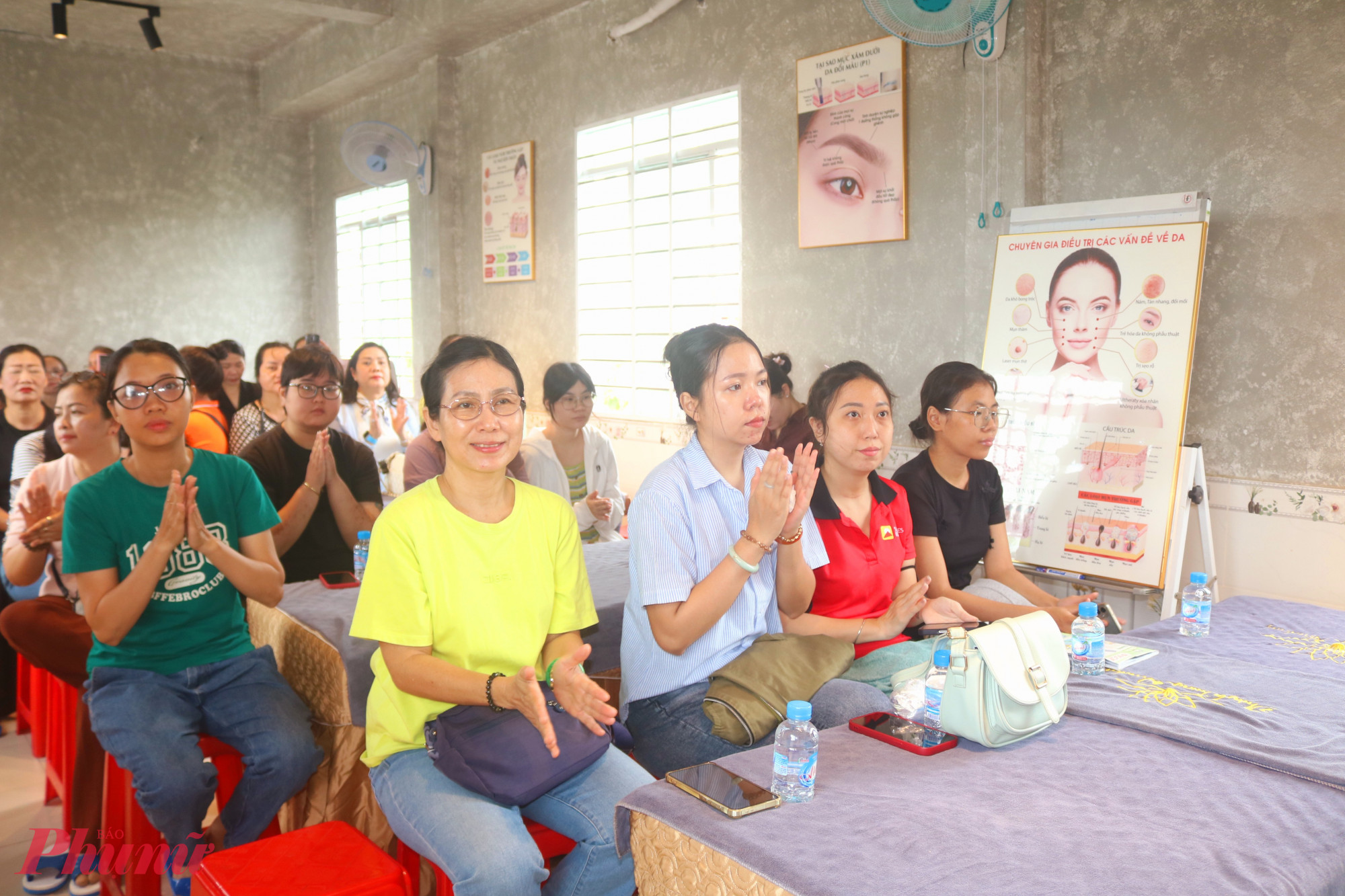 Những học viên đầu tiên của lớp đào tạo nghề spa tham dự lễ khai giảng - Ảnh: Thảo Nguyên
