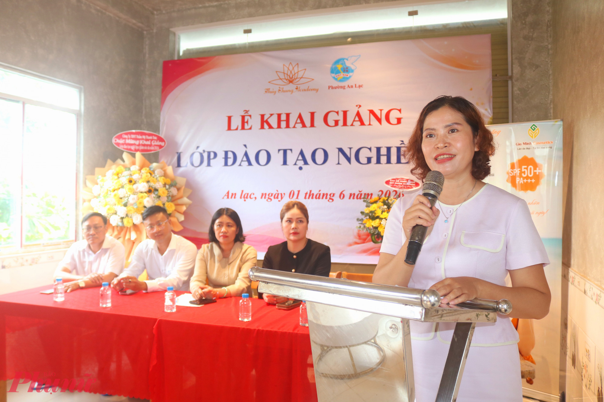 Bà Nguyễn Thị Cẩm – Phó chủ tịch Ủy ban MTTQ Việt Nam phường An Lạc, Chủ tịch Hội LHPN phường – phát biểu khai giảng - Ảnh: Thảo Nguyên