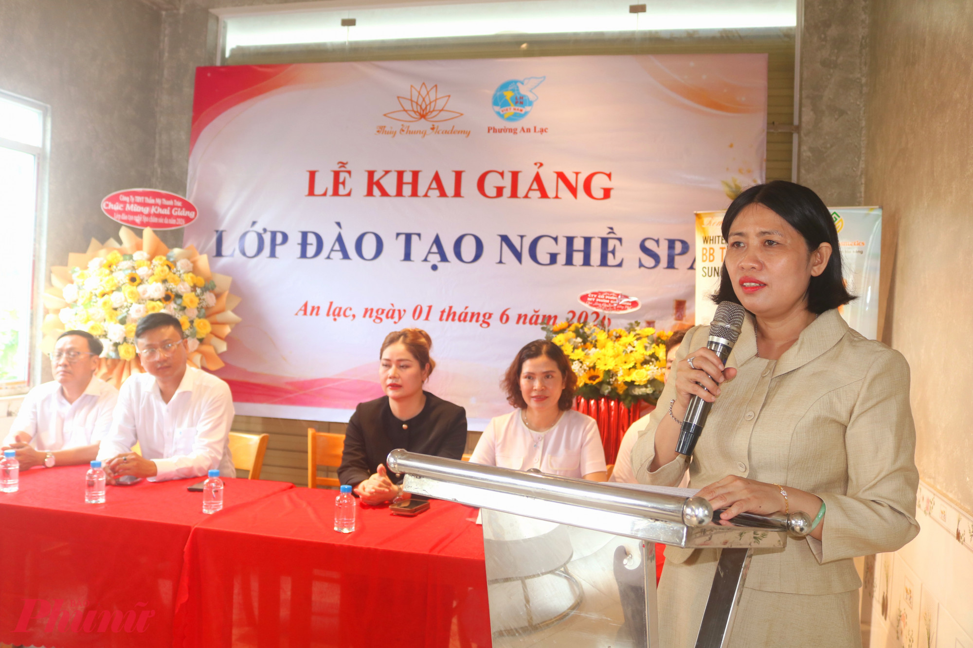 Bà Nguyễn Thị Kim Hương phát biểu tại lễ khai giảng - Ảnh: Thảo Nguyên