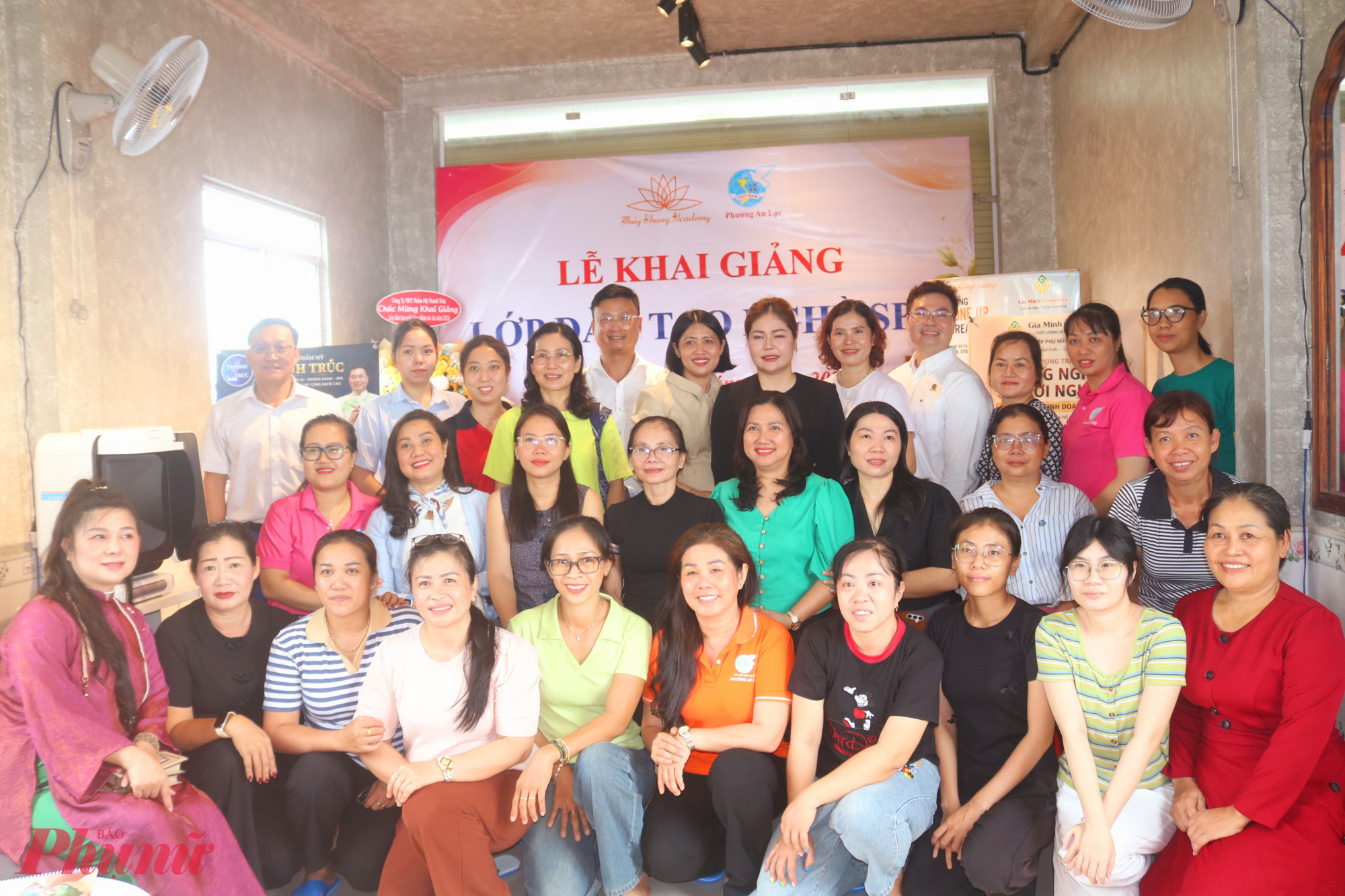 Đại diện lãnh đạo địa phương và học viên dự lễ khai giảng lớp đào tạo nghề spa - Ảnh: Thảo Nguyên