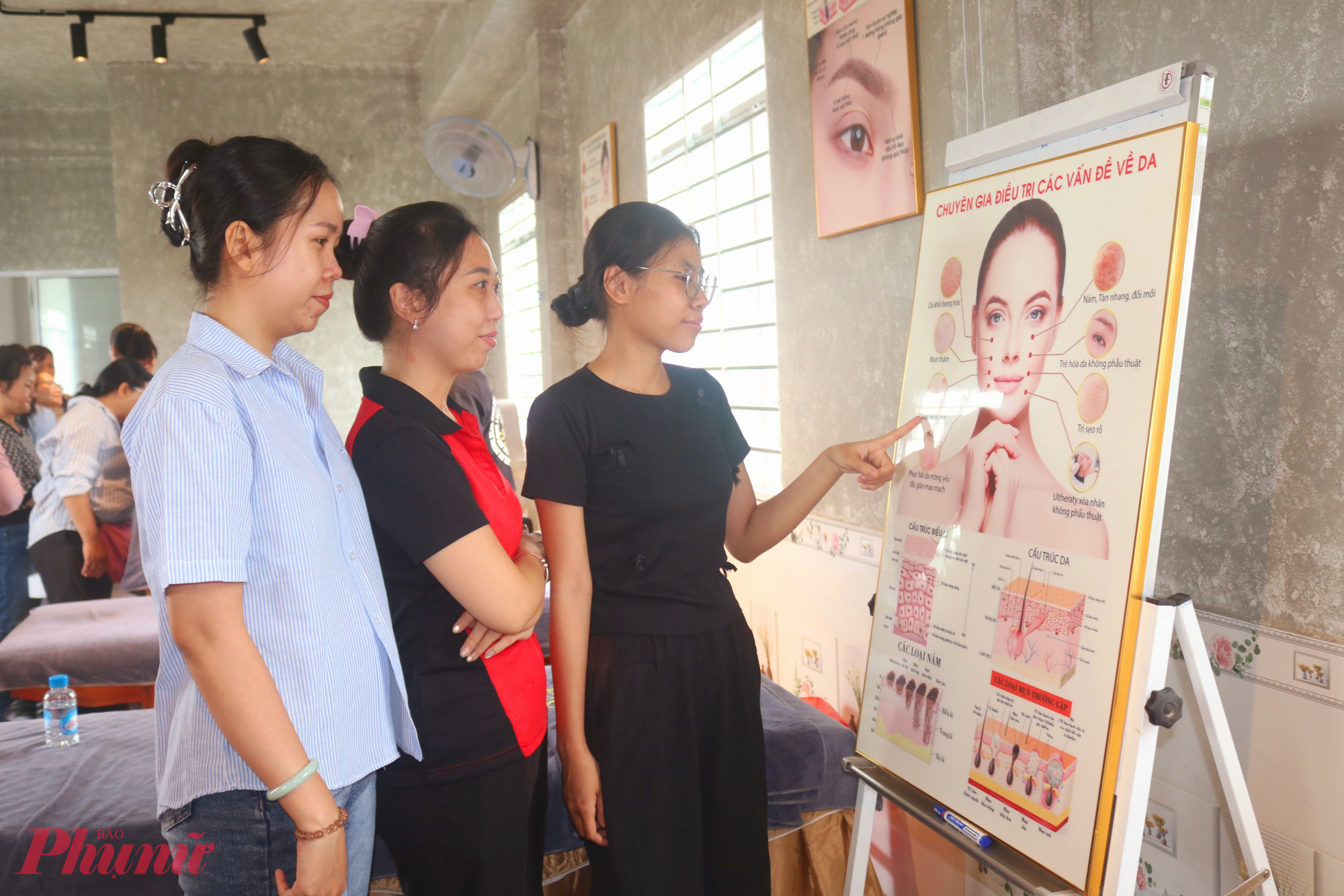 Học viên chăm chú xem biểu đồ cấu trúc biểu bì và cấu trúc da được đặt trong không gian lớp học. Buổi học đầu tiên sẽ diễn ra vào ngày 2/6 - Ảnh: Thảo Nguyên